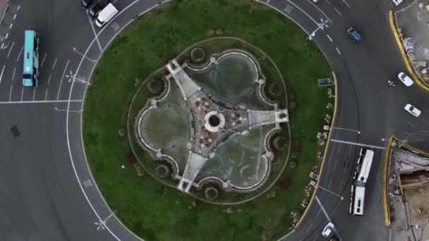 Aerial Top View Spain Square Barcelona Circular Car Traffic Fountain — Stockvideo