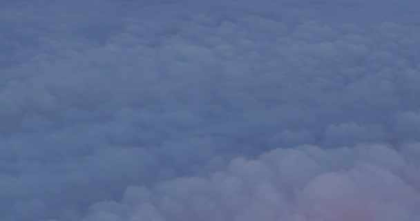Zbor Deasupra Norilor Vedere Fereastra Avionului Cerul Albastru Norii Albi — Videoclip de stoc