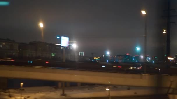 Vista Cidade Trem Metrô Movimento Iluminado Por Lâmpadas Rua Carros — Vídeo de Stock