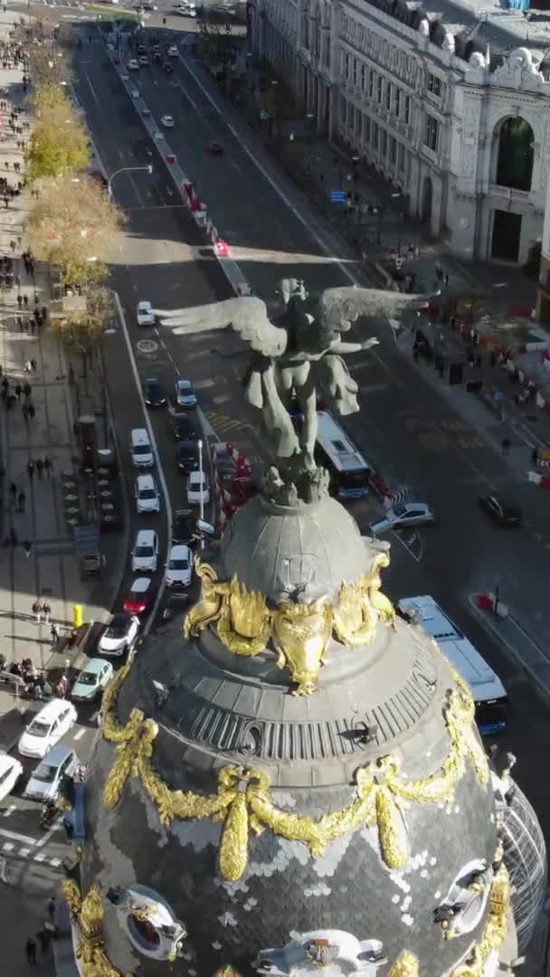 Victoria Alada Heykeliyle Metropolis Binası Nın Dikey Görüntüsü Araba Trafiğiyle — Stok video