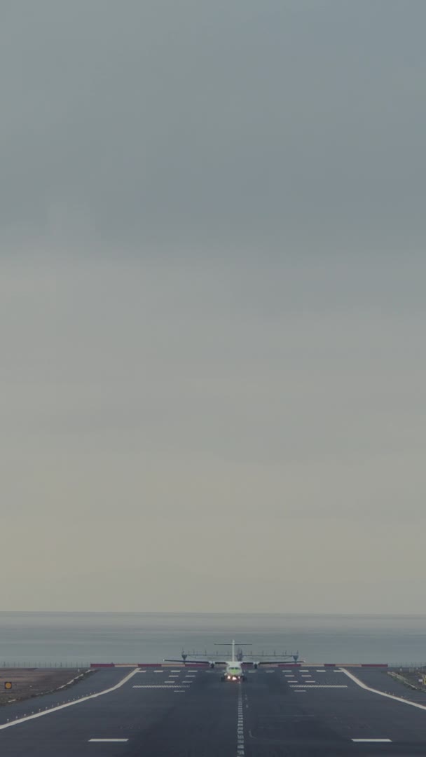 Вертикальне Відео Вид Спереду Пасажирський Літак Бічними Ліхтарями Фари Таксі — стокове відео