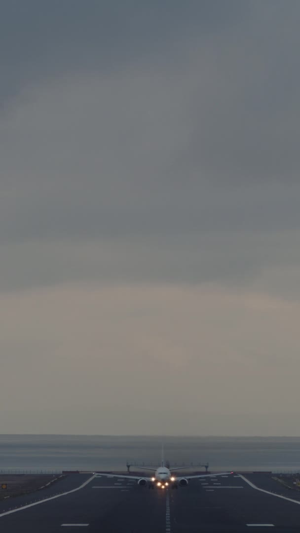 Вертикальне Відео Лобовий Вигляд Пасажирський Літак Бічними Ліхтарями Фари Ввімкнено — стокове відео