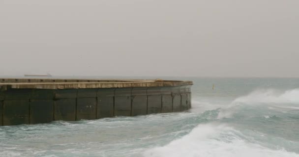Güçlü Okyanus Dalgaları Dalgalanan Sulara Karşı Yüksek Bir Sıçramayla Kırıyor — Stok video
