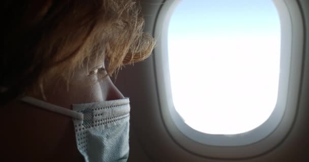 Foto Close Remaja Bertopeng Wajah Melihat Luar Jendela Pesawat Perlindungan — Stok Video
