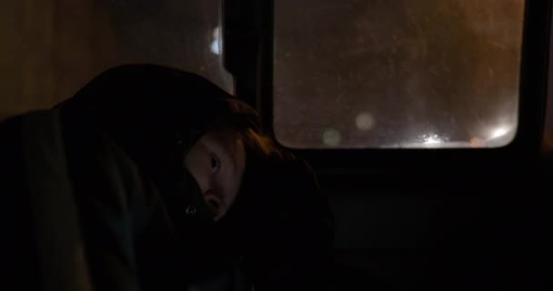 Chłopak Kurtce Kapturem Jest Zmęczony Długą Podróżą Dziecko Samochodzie Podróżujące — Wideo stockowe