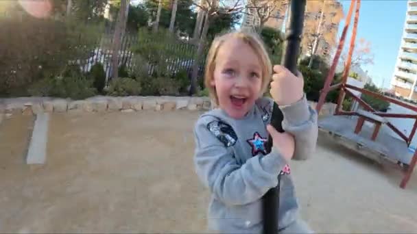 Приголомшлива Грайлива Дівчинка Їде Мотузці Ігровому Майданчику Дитина Схвильована Трохи — стокове відео