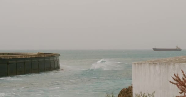 Portugal Atlantic Ocean Large Waves White Foam Roll Force Pier — 비디오