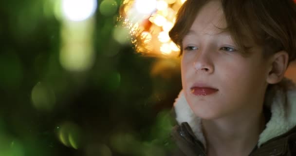 Detailní Záběr Portrét Dospívajícího Chlapce Teplé Bundě Pozadí Rozmazaného Vánočního — Stock video