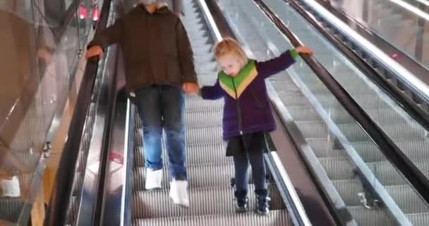 Brother Sister Descend Escalator Brother Holding His Sisters Hand Boy — ストック動画