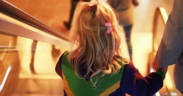 Anne Kızı Ele Tutuşup Alışveriş Merkezinde Yürüyen Merdivenden Aşağı Indiler — Stok video