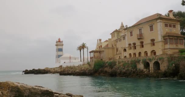Sand Colored Residential Building Standing Next Lighthouse Seashore Located Stone — Vídeo de Stock