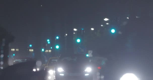 Медленное Движение Транспорта Улице Зелеными Светофорами Дождливую Ночь Ослепительные Фары — стоковое видео