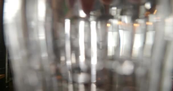 Camdan Kafeye Bakıyorum Doğal Elektrik Işıklarıyla Mekanın Kırılma Görüntüsü — Stok video