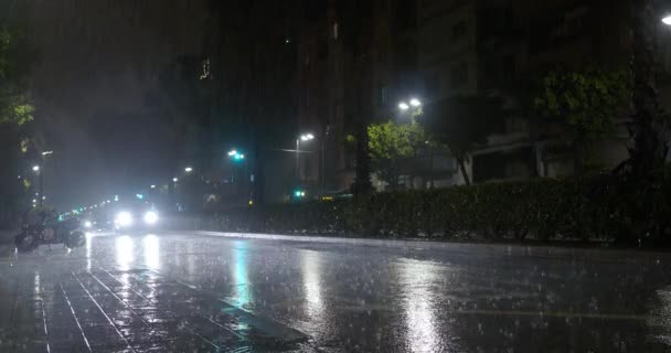 Cars Bright Headlights Moving Tree Lined Road Rain Night Thunderstorm — Video Stock