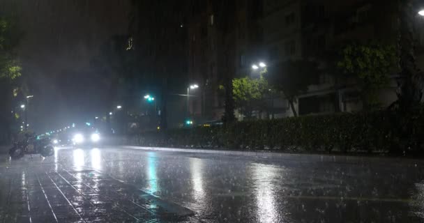 Cars Bright Headlights Moving Tree Lined Road Rain Night Thunderstorm — Stockvideo