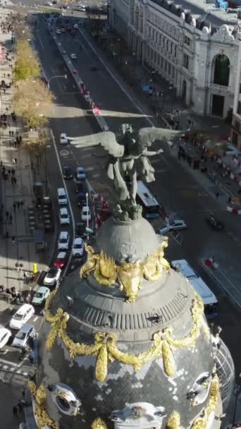 Vista Aérea Vertical Cúpula Del Edificio Metropolis Con Estatua Victoria — Vídeos de Stock