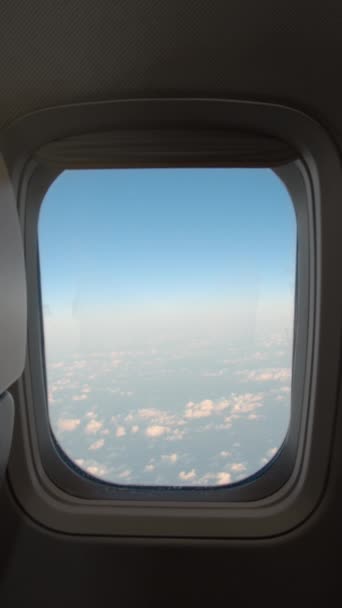 Вертикальное Видео Красивый Вид Иллюминатора Самолета Белые Облака Небо — стоковое видео