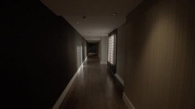 Boş otel koridorunda yürüme görüntüsü. Ayık renklerle iç içe, karanlık ve aydınlık gibi. Duvarlardan gelen güneş ışığı