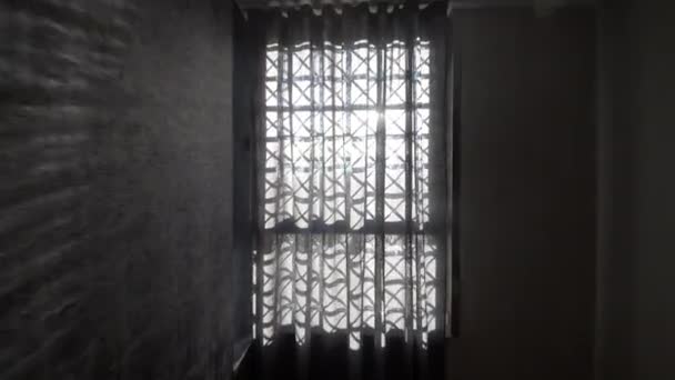 Výhledový Snímek Jak Pohybujete Pozpátku Okna Slunečním Světlem Procházíte Prázdnou — Stock video