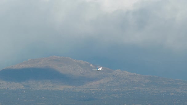 Vliegtuigen Krijgen Hoogte Aan Bewolkte Hemel Het Pittoreske Berglandschap — Stockvideo