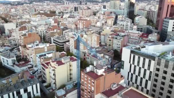 Luchtfoto Van Dichtbevolkte Woonwijken Barcelona Spanje Koper Naar Beneden Verplaatsen — Stockvideo