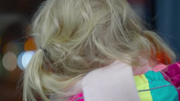Крупним Планом Знімок Маленької Дівчинки Кісками Дивиться Вікно Поїзда Під — стокове відео