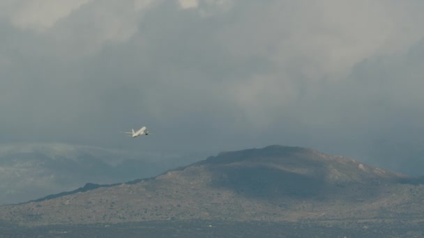 Aereo Che Sorvola Paesaggio Montano Contro Cielo Coperto Paesaggio Pittoresco — Video Stock