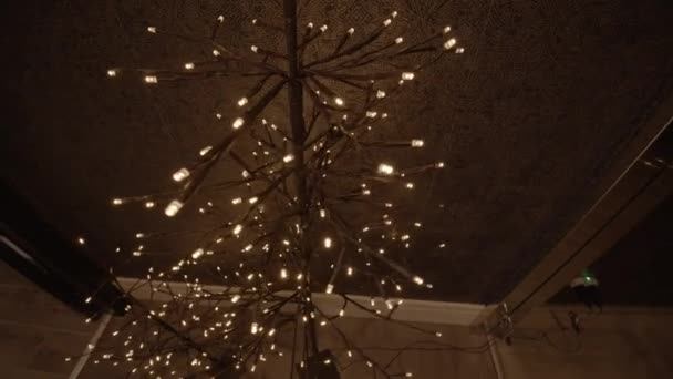 Innenbeleuchtung Mit Stehlampe Warmes Licht Von Dutzenden Kleinen Lampen Den — Stockvideo