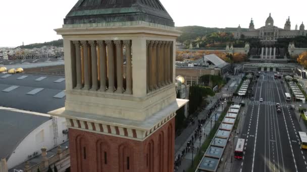 アビングダ レイナ マリア クリスティーナとスペインの明るい日差しの中でカタルーニャ国立美術館と空中バルセロナの景色 前景にヴェネツィアの塔 — ストック動画