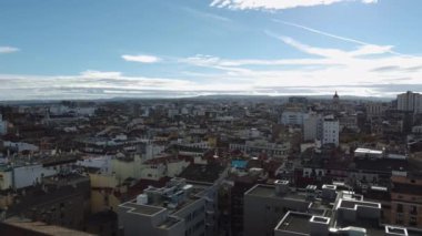 İspanya 'nın Zaragoza kentinin havadan görünüşü. Uçsuz bucaksız konut alanları ve mavi gökyüzü olan şehir manzarası. Yoğun nüfuslu yerleşim yerleri