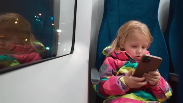 Kleines Mädchen Das Nachts Mit Dem Zug Unterwegs Ist Fröhliches — Stockvideo