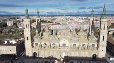 Zaragoza 'nın ön planda Bazilika del Pilar ve arka planda yerleşim alanları olan hava manzarası. İspanya sahneleri