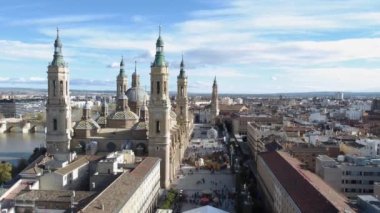 Zaragoza 'nın havadan görünüşü ve İspanya' nın Sütun Leydisi Katedral Bazilikası ile birlikte. Katedralin yanındaki meydanda yürüyen insanlar.