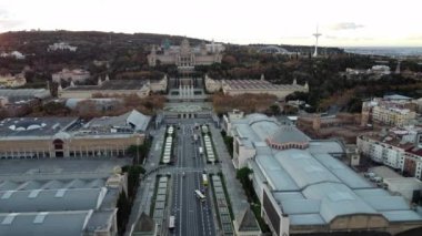 Barcelona 'nın Avinguda Reina Maria Cristina boyunca uçan İHA' yla sabah görüntüsü. Montjuic 'in Sihirli Çeşmesi ile birlikte Ulusal Katalonya Sanat Müzesi önünde kış şehirleri