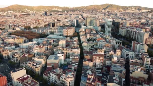 Flygburen Stadsscen Morgonsolen Bostadsområden Med Hög Befolkningstäthet Barcelona Spanien Gröna — Stockvideo
