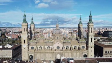 Bazilika del Pilar üzerinde mozaik kubbelerle uçmak Ebro nehri ve geniş yerleşim alanlarının havadan görüntüsüyle birlikte. Mavi gökyüzü ile Zaragoza şehri, İspanya