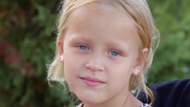 Портрет Маленької Дівчинки Надворі Усміхаючись Ятирічна Дитина Великими Блакитними Очима — стокове відео