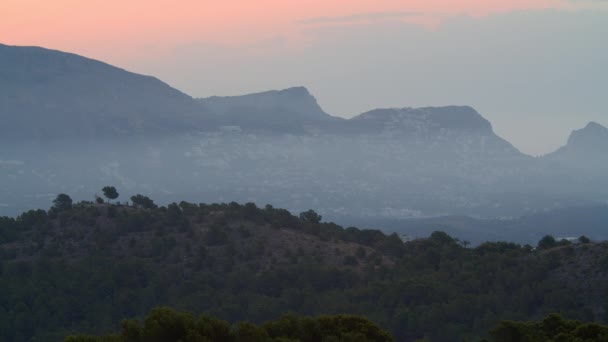 Misty Scenery Mountain Range Town Located Its Slopes Green Forested — Stockvideo