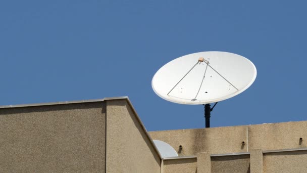 Большая Спутниковая Тарелка Крыше Дома Против Чистого Голубого Неба Прием — стоковое видео