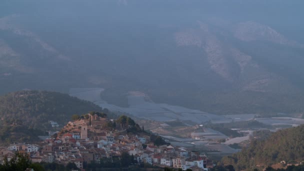 Маленьке Містечко Полоп Пагорбі Тлі Гірських Схилів Величезних Теплиць Іспанія — стокове відео
