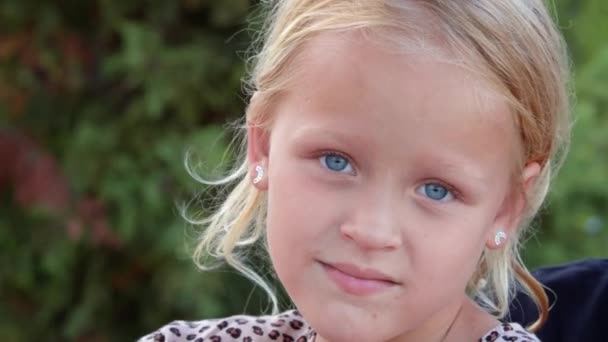 Κοντινό Υπαίθριο Πορτρέτο Ενός Χαριτωμένου Πεντάχρονου Κοριτσιού Μεγάλα Μπλε Μάτια — Αρχείο Βίντεο