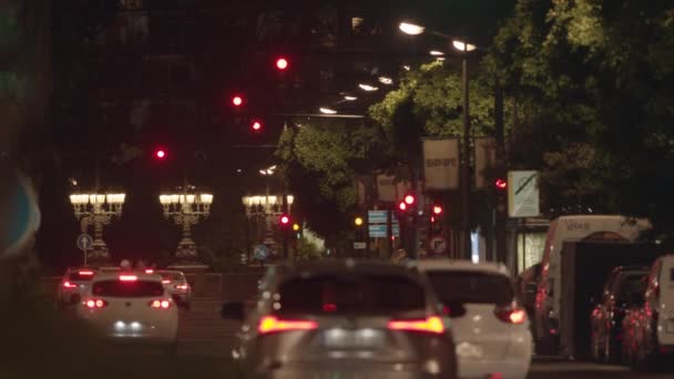 Κυκλοφορία Στη Νυχτερινή Πόλη Αυτοκίνητα Περιμένουν Στα Κόκκινα Φανάρια Και — Αρχείο Βίντεο
