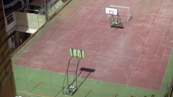 Looking Empty Rooftop Basketball Court Window Apartment House — Stock video