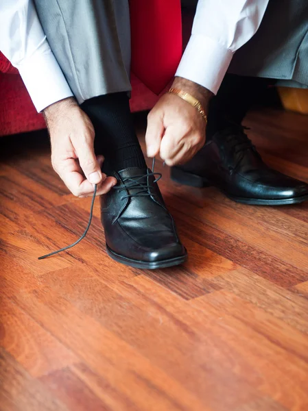 Homem amarrando os atacadores — Fotografia de Stock