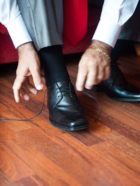 Homem amarrando os atacadores — Fotografia de Stock