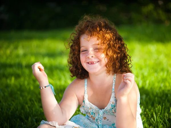 Joyeux rousse fille aux cheveux rouges — Photo