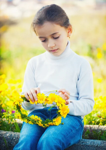 Girl weaves a wreath — Stock Photo, Image