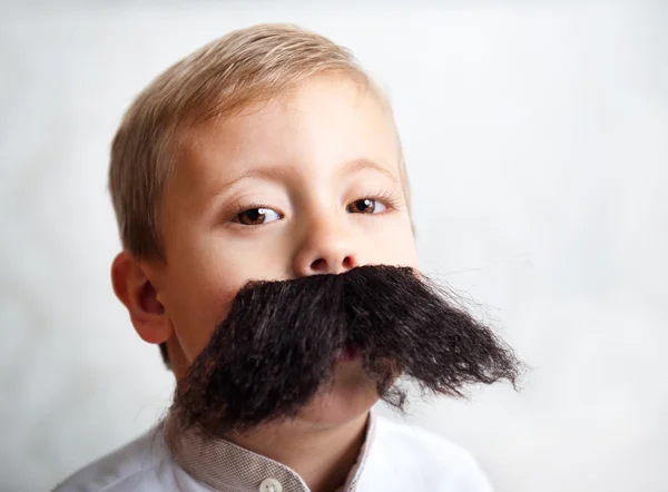 Pojke med en stor mustasch — Stockfoto