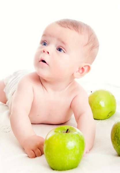 用一个绿色的苹果可爱男孩 — 图库照片