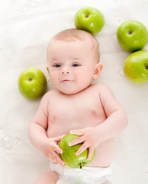 Ładny chłopak z zielonym jabłkiem — Zdjęcie stockowe